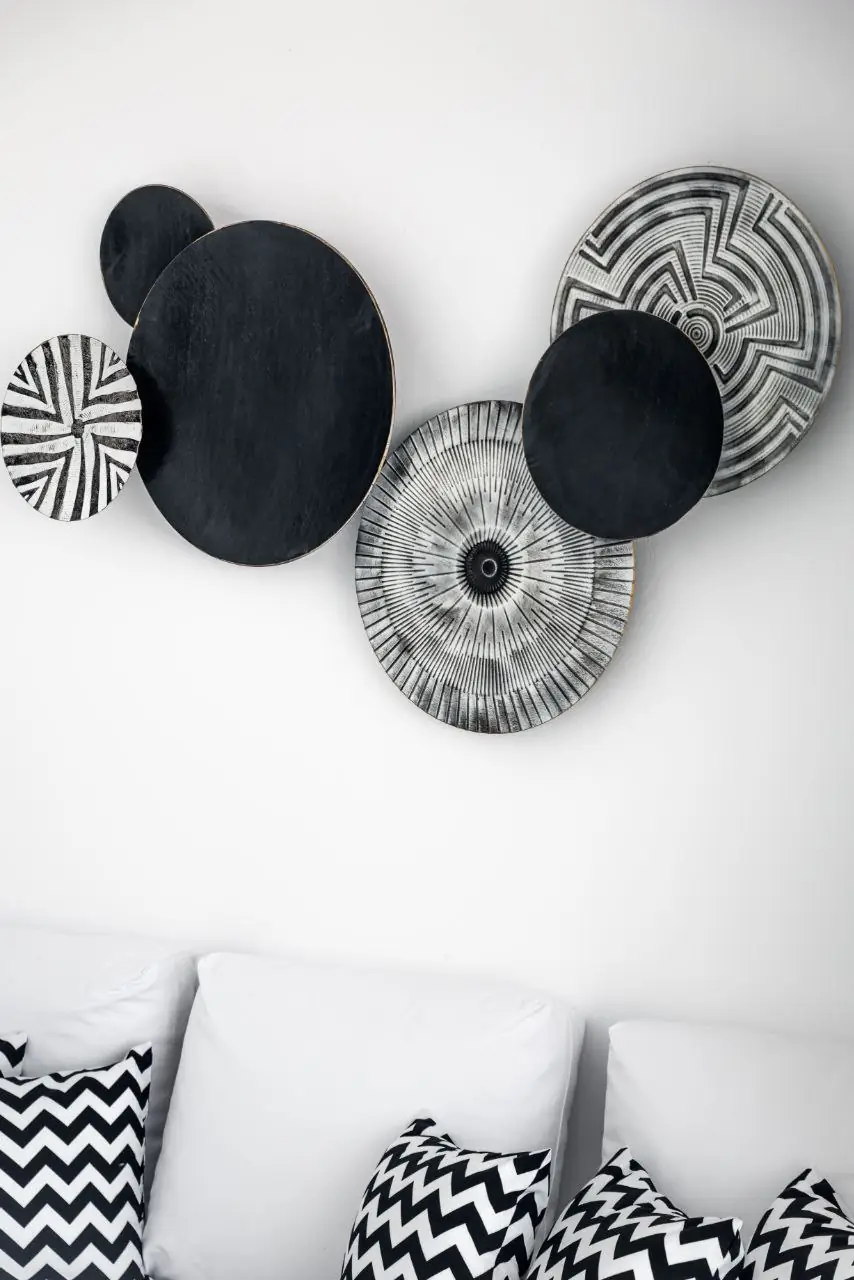 Black and white wall discs