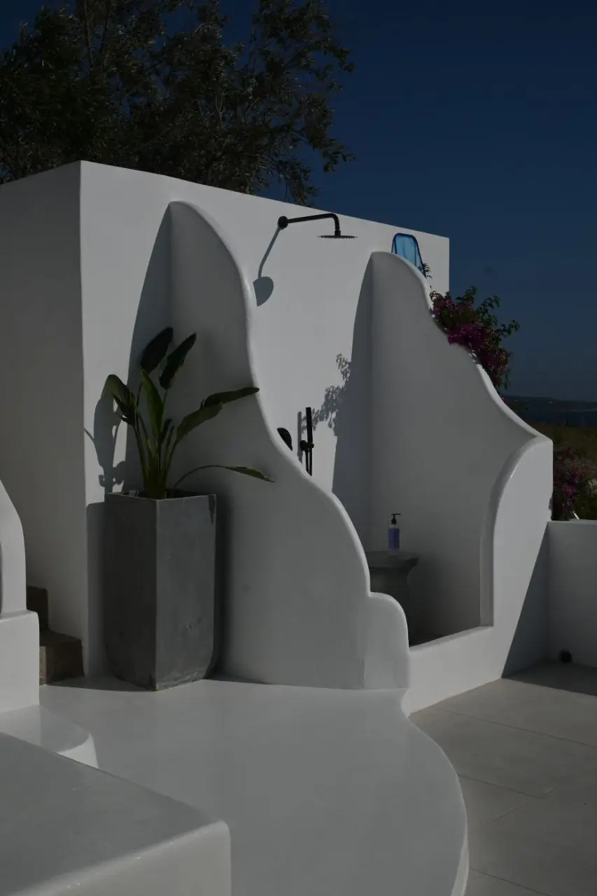 Outdoor shower with curved Cycladic walls